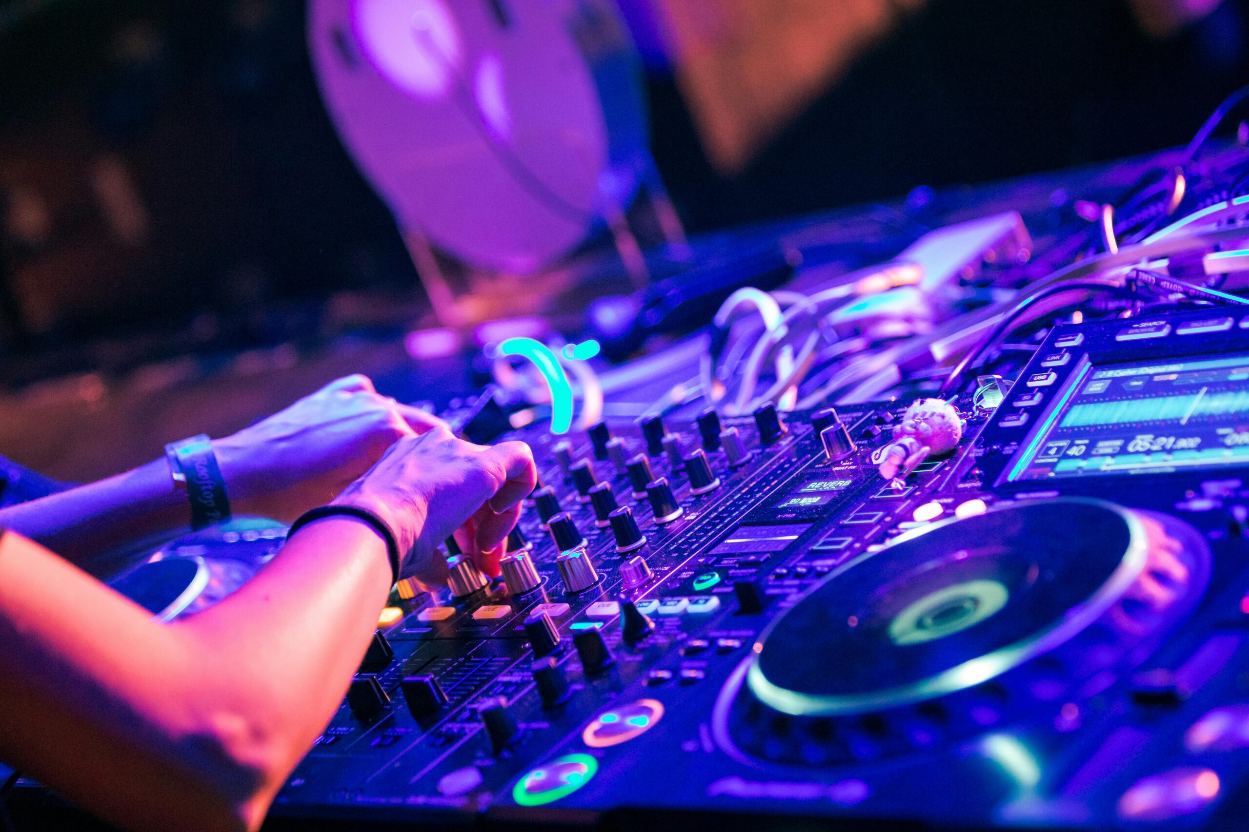 The Complete Guide to the Best DJ Controllers in 2025: From Beginner to Professional